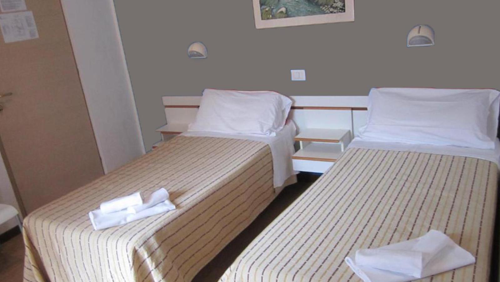 Hotel Eriale Римини Экстерьер фото
