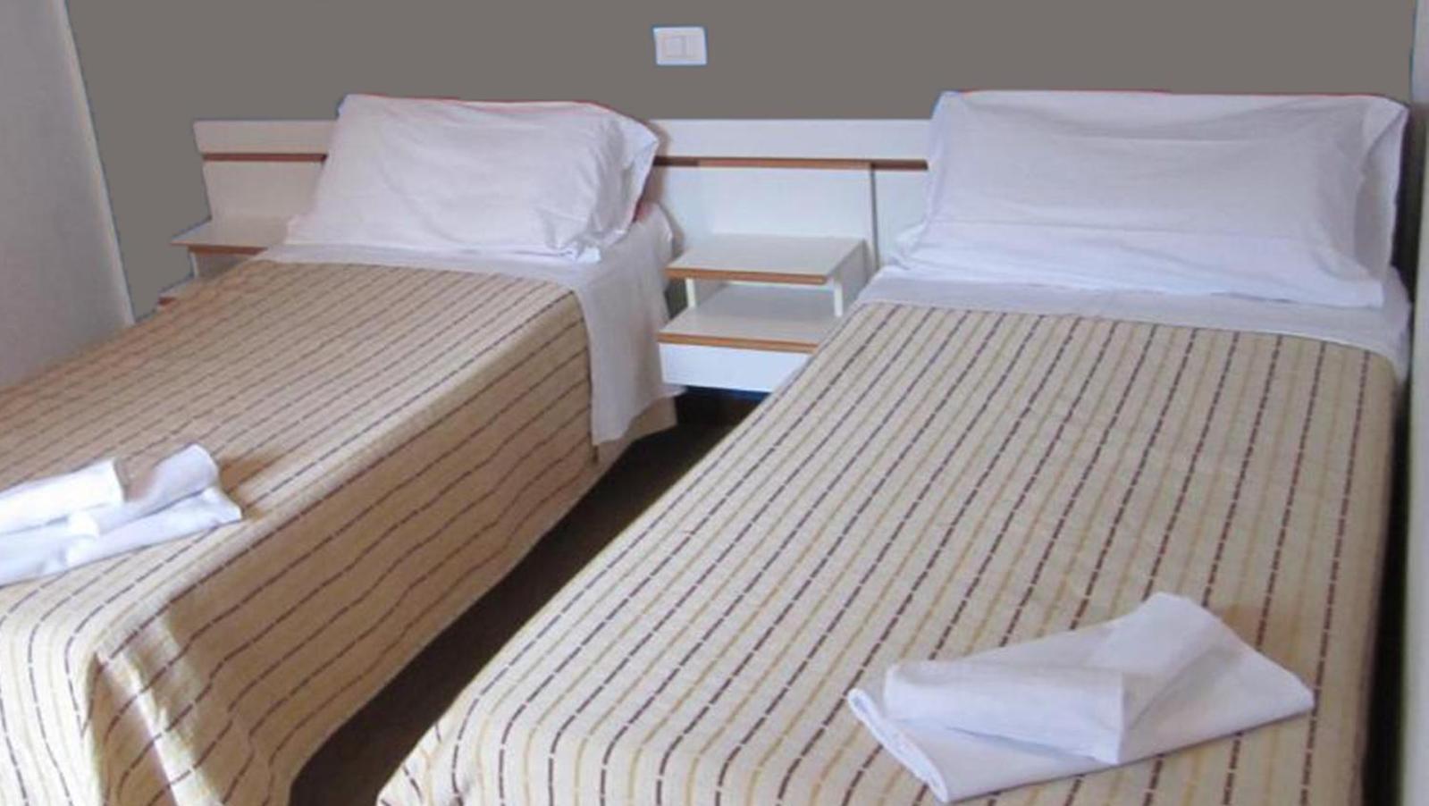 Hotel Eriale Римини Экстерьер фото