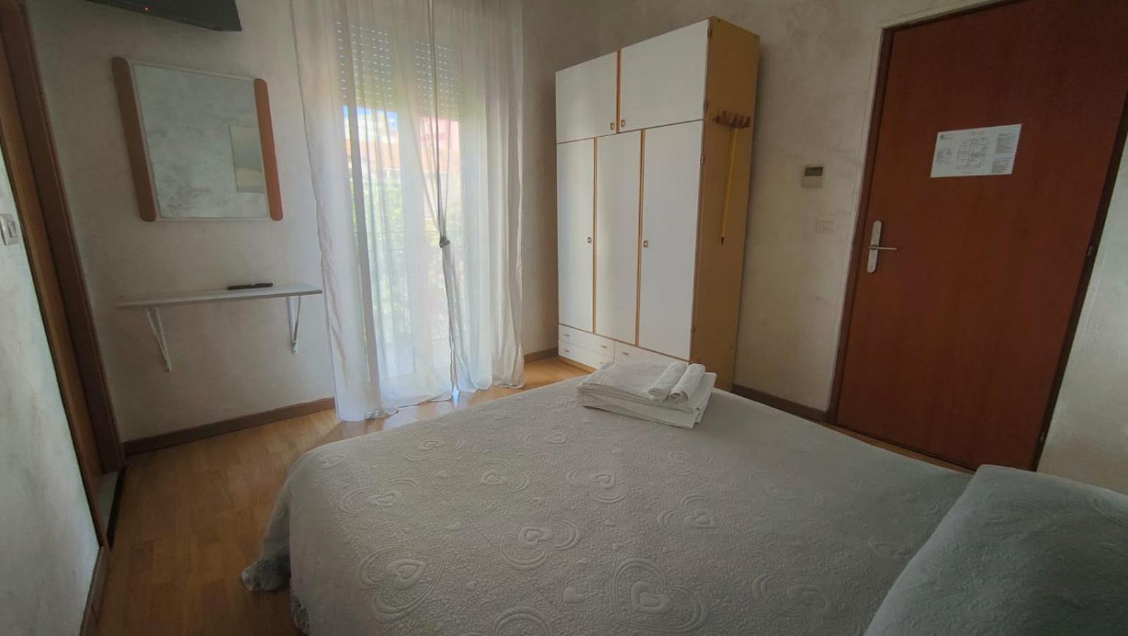 Hotel Eriale Римини Экстерьер фото