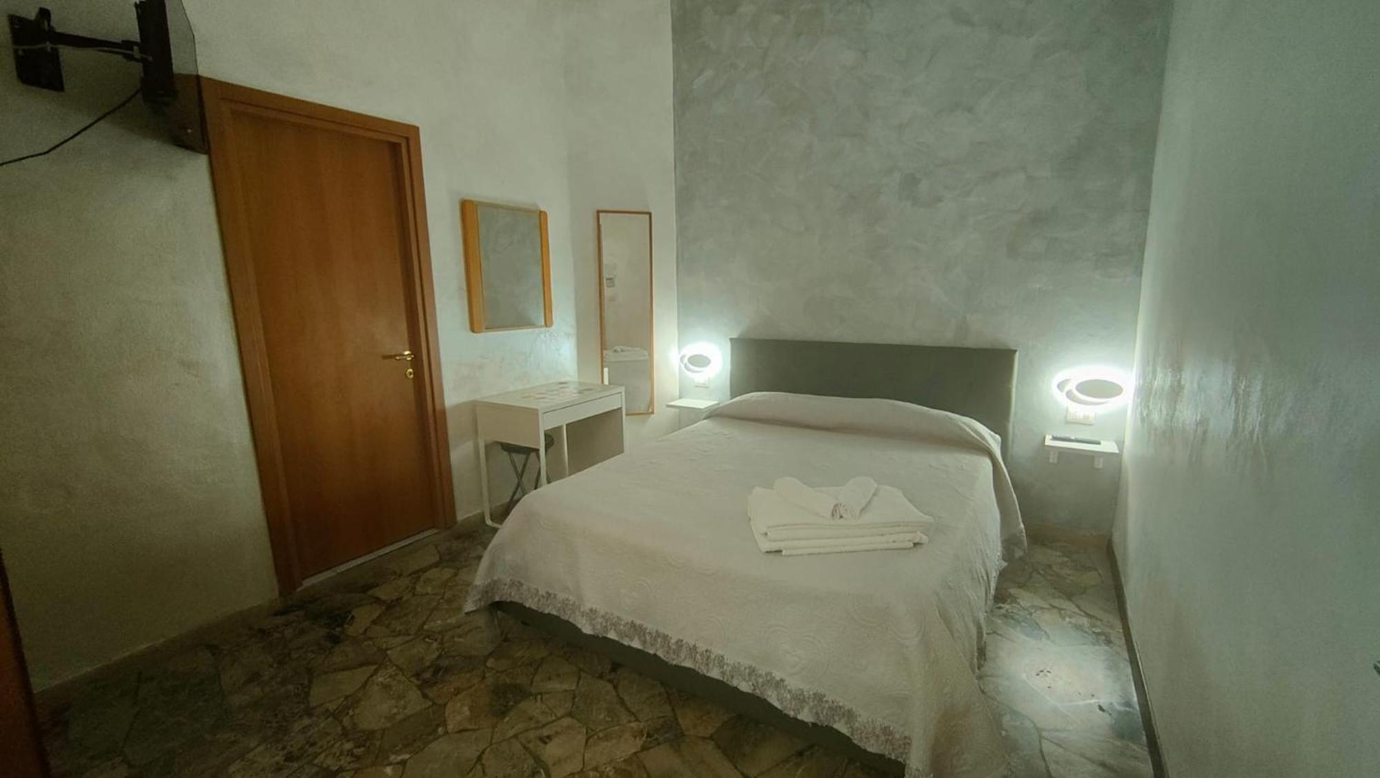 Hotel Eriale Римини Экстерьер фото