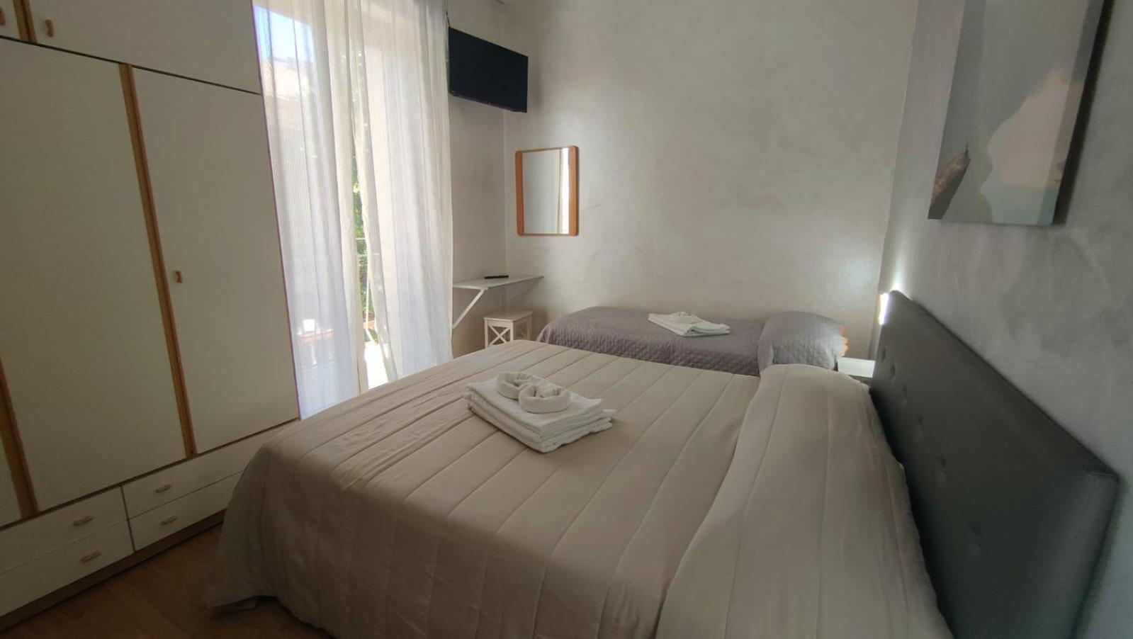 Hotel Eriale Римини Экстерьер фото