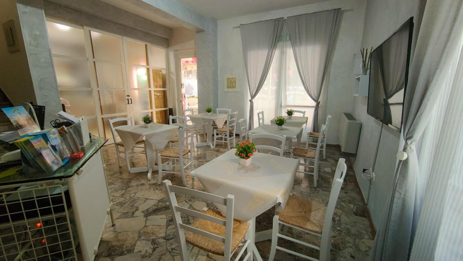 Hotel Eriale Римини Экстерьер фото