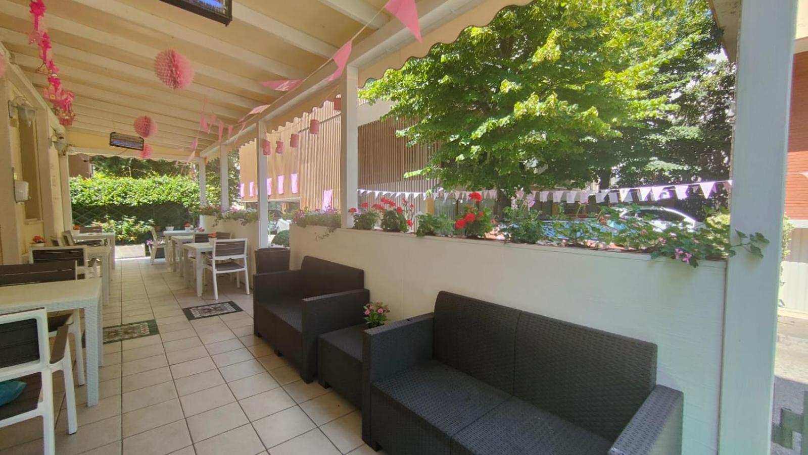 Hotel Eriale Римини Экстерьер фото