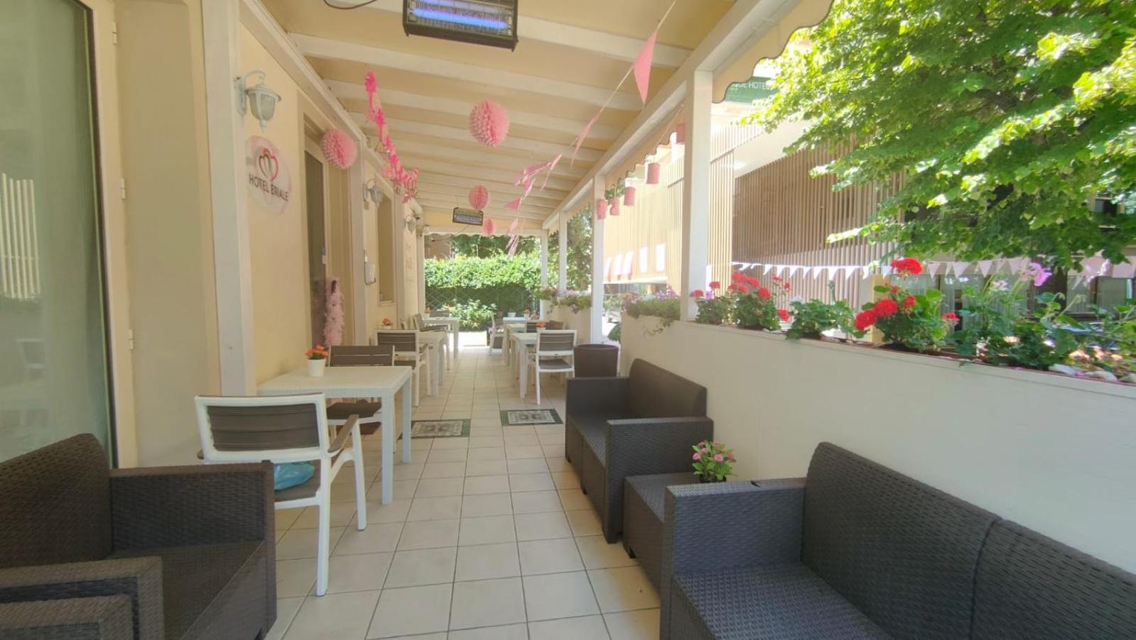 Hotel Eriale Римини Экстерьер фото