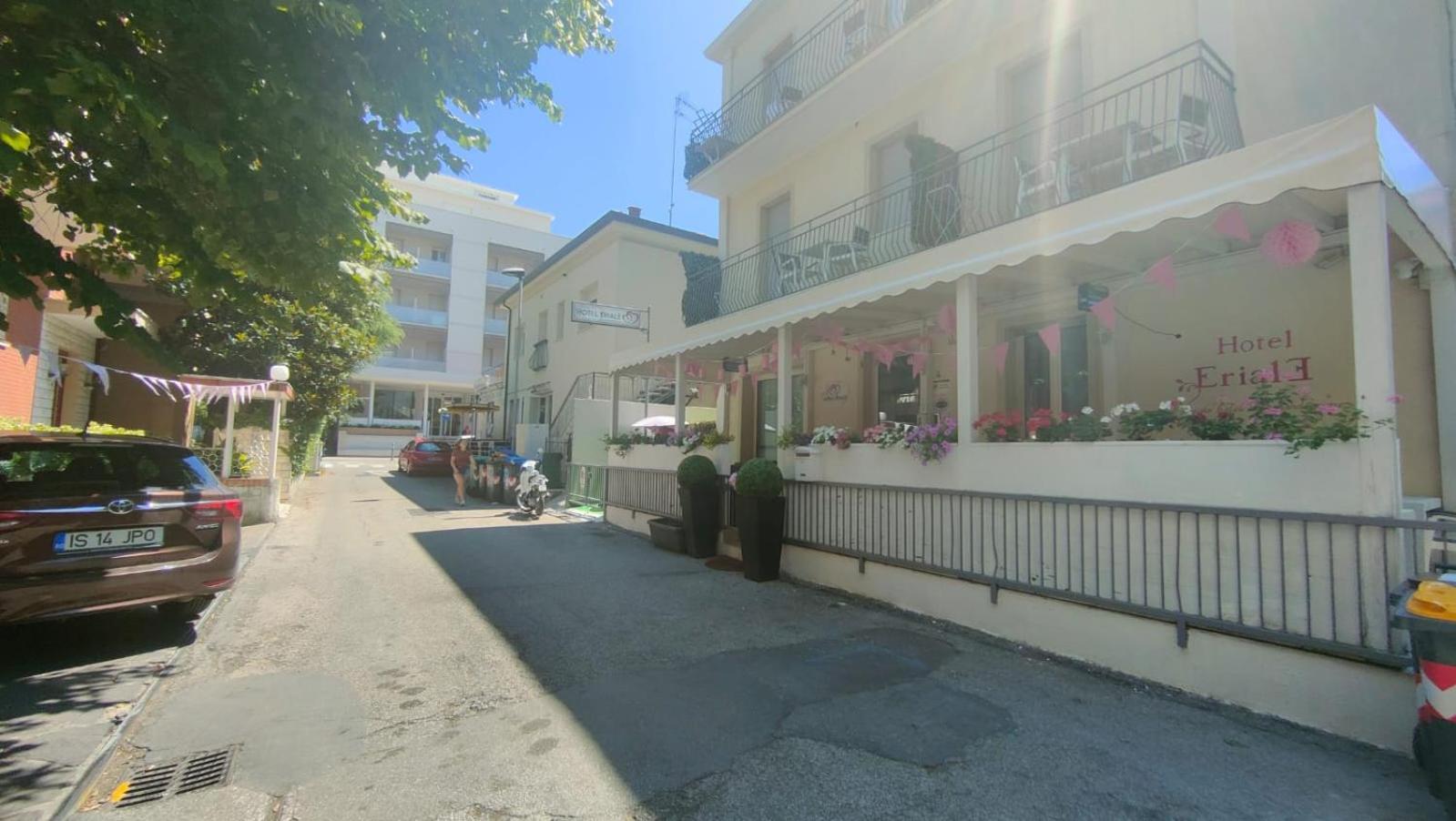 Hotel Eriale Римини Экстерьер фото