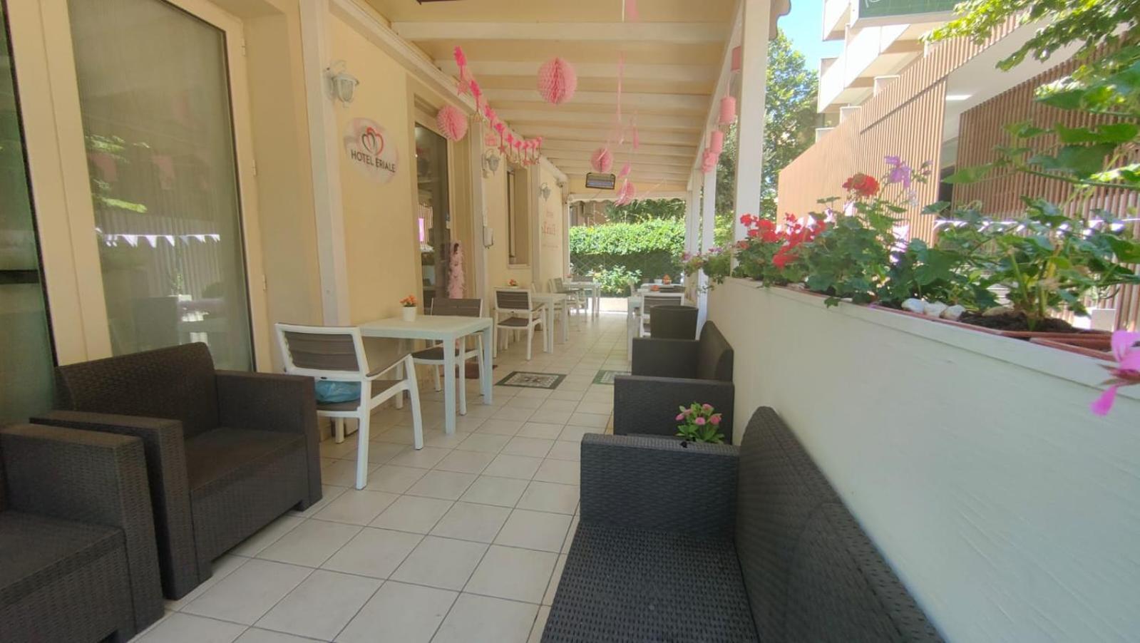 Hotel Eriale Римини Экстерьер фото