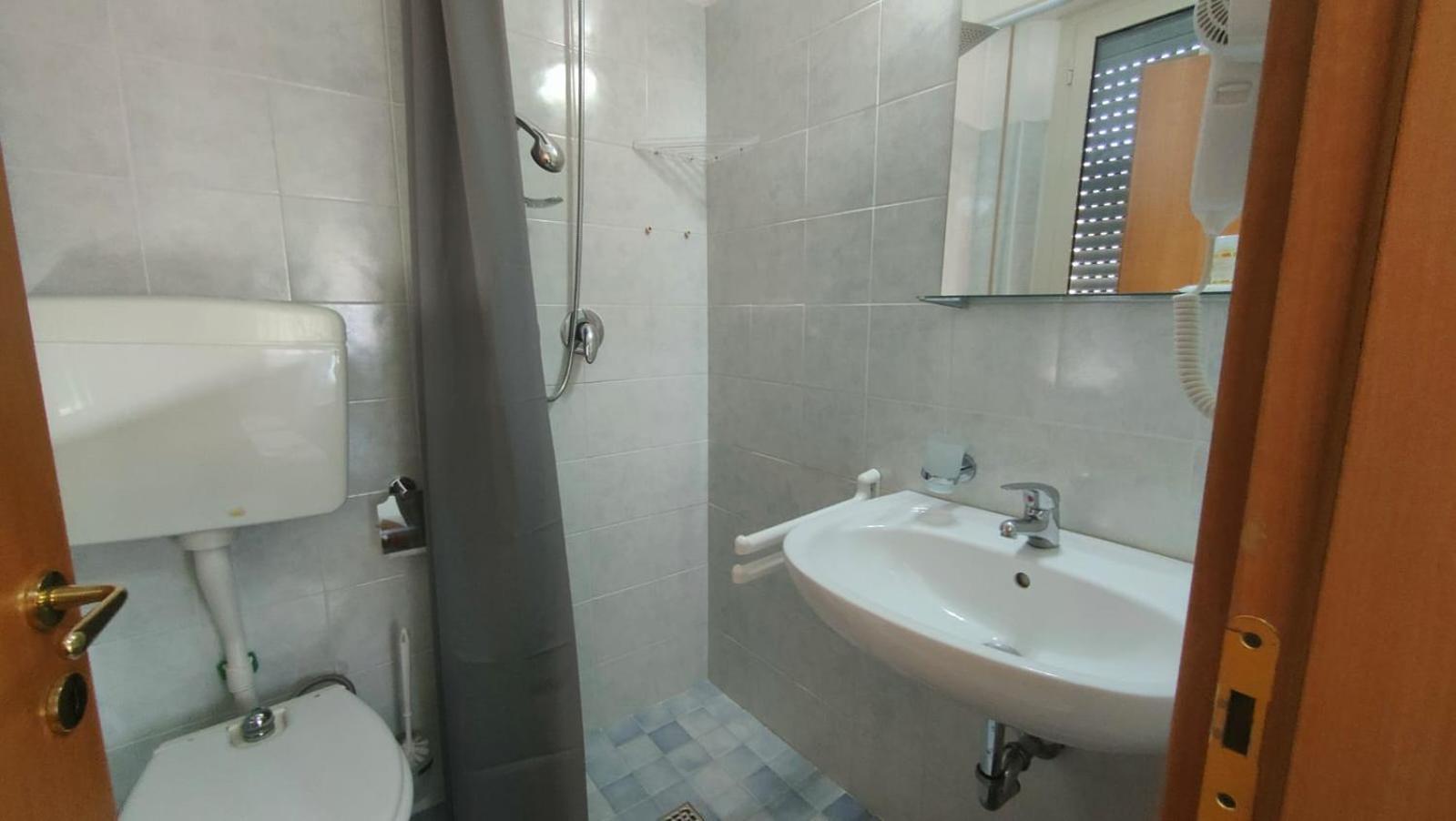 Hotel Eriale Римини Экстерьер фото