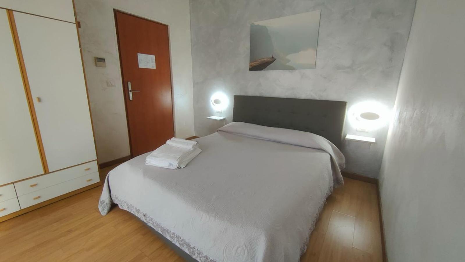 Hotel Eriale Римини Экстерьер фото