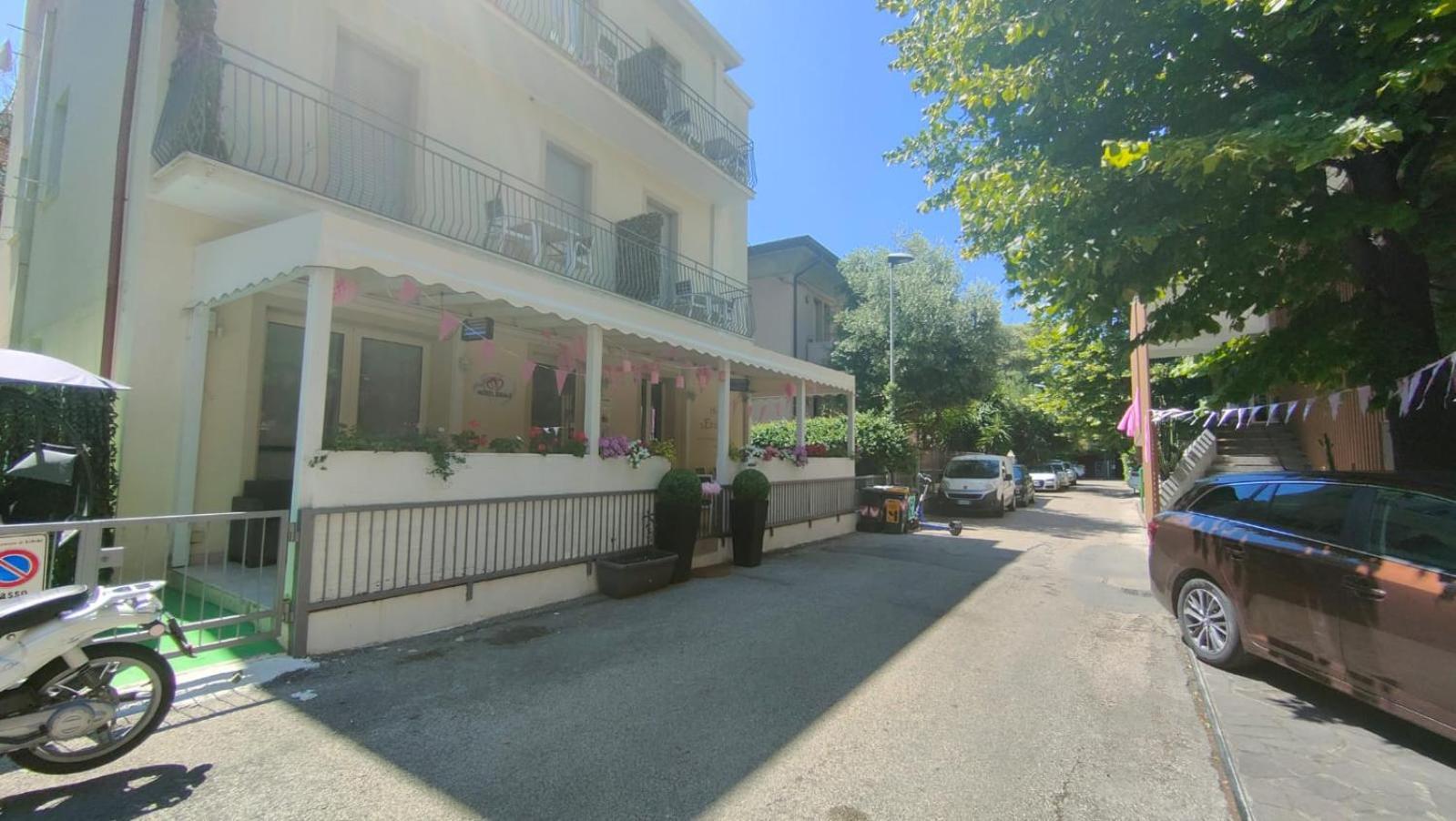 Hotel Eriale Римини Экстерьер фото