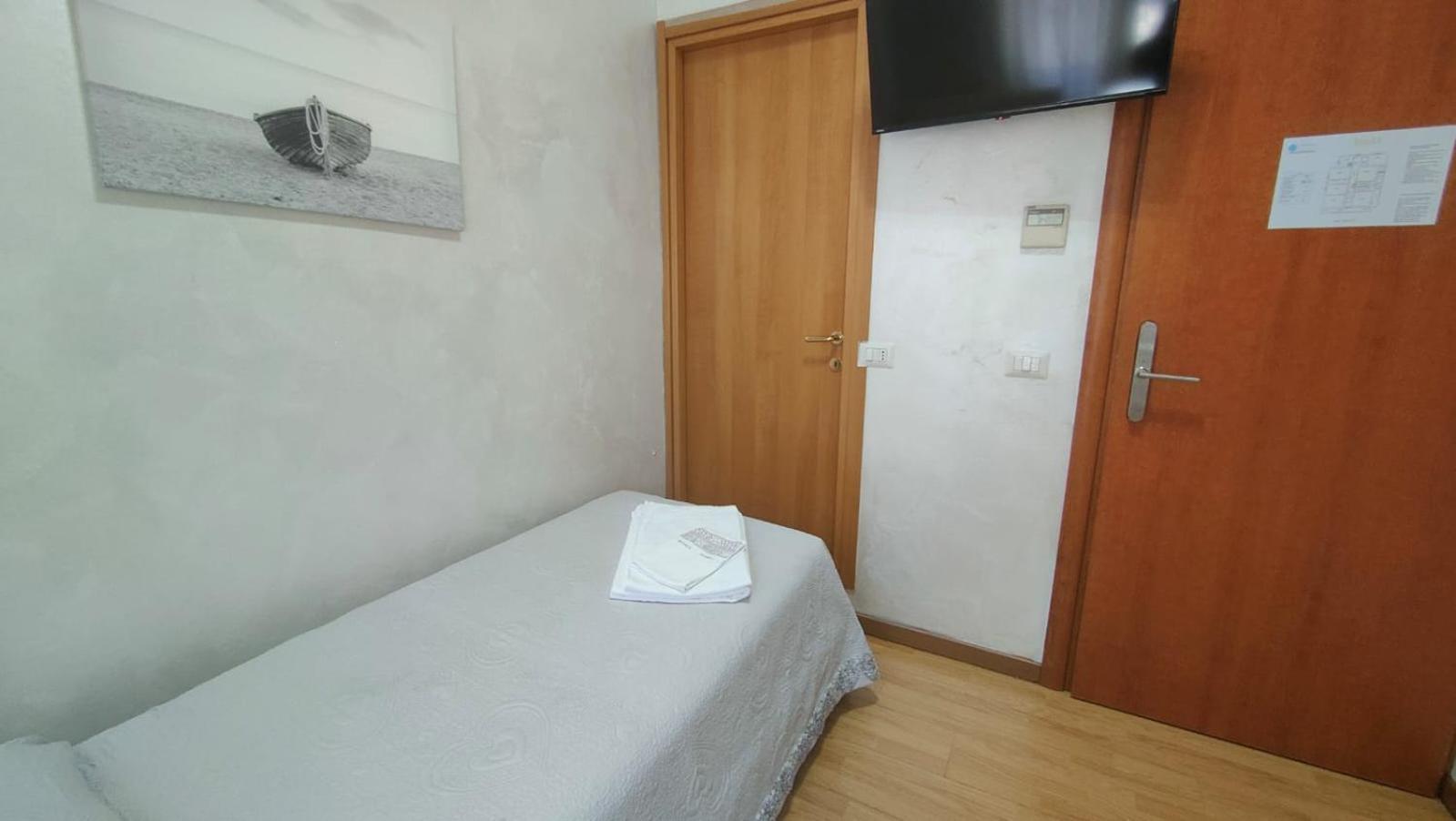 Hotel Eriale Римини Экстерьер фото