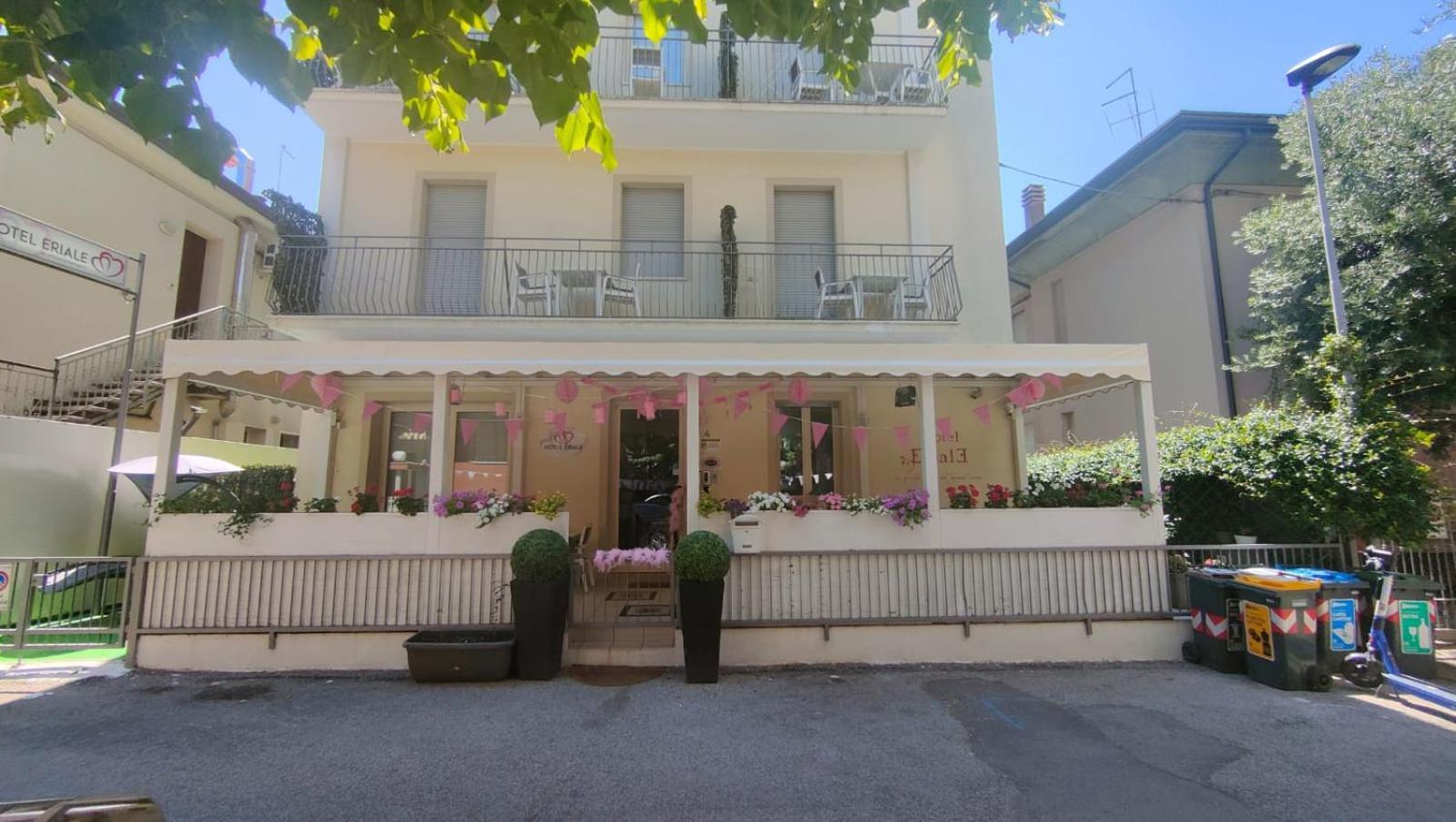 Hotel Eriale Римини Экстерьер фото